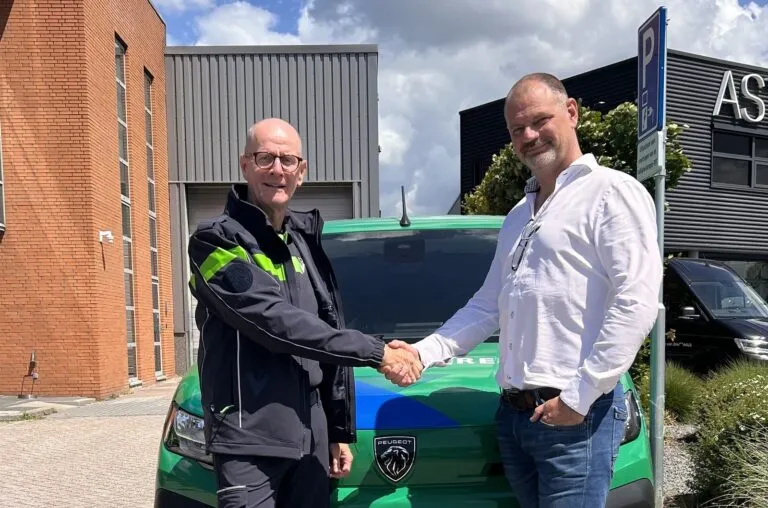 Uitlevering van de kledinglijn OU Groen bij Veiligheidsregio Rotterdam-Rijnmond
